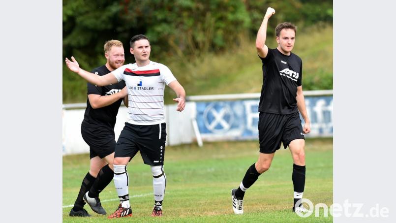 Das Neustädter Stadtderby zwischen der DJK und dem ASV steht zum Rückrundenauftakt auf dem Terminplan der Kreisklasse Ost. Beim Saisonauftakt behielt die DJK Neustadt am Felix mit 2:1 die Oberhand. Philipp Gerlach (rechts, DJK) jubelte nach seinem Tor zur 1:0-Führung. Bild: Alfred Schwarzmeier