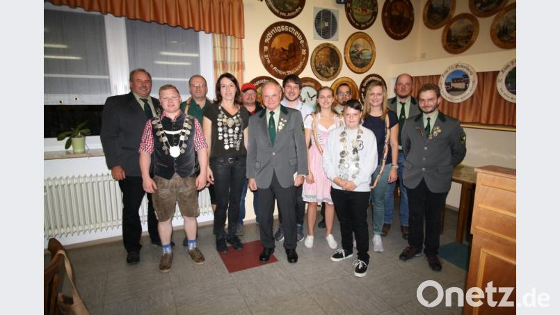 Mit respektablen Treffern verdienen sich Lukas Baumann, Claudia Fenzl, Stefan Groß und Elias Schlicht (Zweiter, Vierte, Siebter und Zehnter von links) die Königstitel. Unser Bild zeigt auch: Schützenmeister Hans Hey (links), Vorsitzenden Max Wagner (Sechster von links) und Sportleiter Dominik Petzak (rechts). Bild: bjp