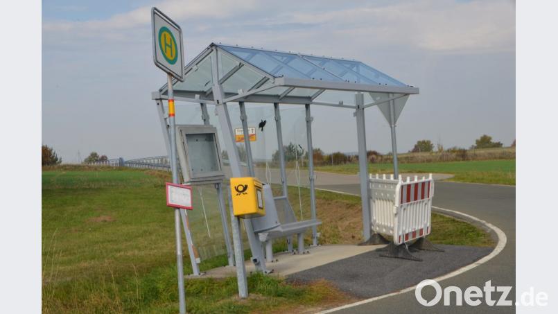 Einem Lastwagenfahrer war das neue Glasbushäuschen in Straßenhäuser beim Rangieren im Weg. Jetzt wird es durch eine Holzkonstruktion ersetzt. Auch die Oberlinder Haltestelle soll nach Wünschen der Bürger statt Glas ein Holzhäuschen bekommen. Bild: dob