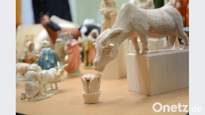 Scheint gut zu riechen: Zu den Werken der Grafenwöhrer Schnitzergemeinschaft gehört eine Kuh, die an einer Blume schnuppert. Bild: Gabi Schönberger
