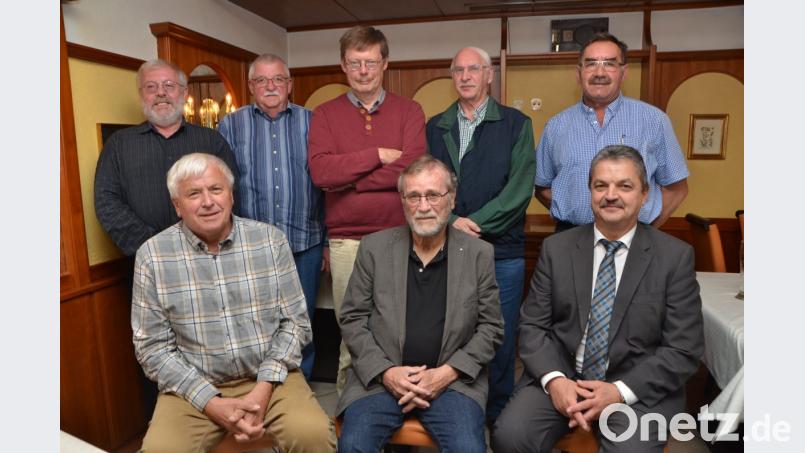 Heiner Aichinger und Peter Staniczek (sitzend, von links) gehen die nächsten drei Jahre wieder gemeinsam für den Heimatkundlichen Arbeitskreis voran. Dann soll aber endgültig Schluss sein. Bild: dob
