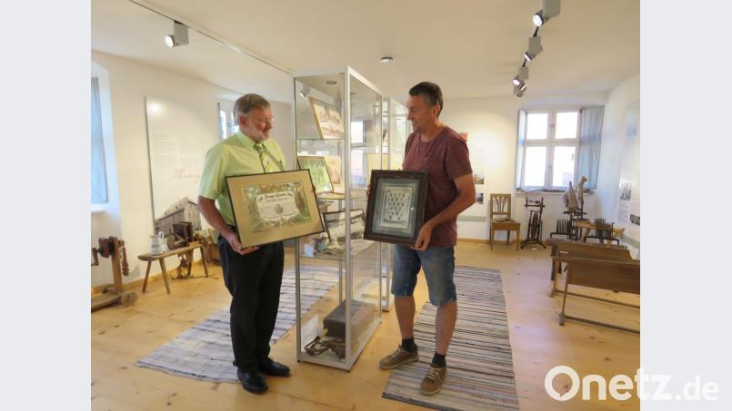 Museumsleiter Franz Schöner (rechts) und Bürgermeister Josef Schmidkonz suchen alte Exponate aus Mähring und Umgebung zur Sonderausstellung „100 Jahre Ende des 1. Weltkrieges“. Bild: Ulla Britta Baumer