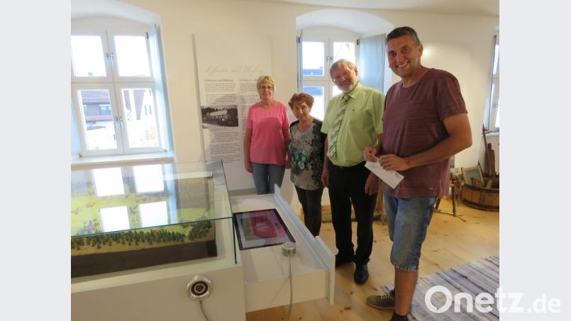 Stolz zeigen Brigitte Hoffmann (von links), Rosa Schöner, Bürgermeister Josef Schmidkonz und Franz Schöner wie die interaktiven Elemente des Museums bedient werden, um Videos oder Bildergalerien zu aktivieren. Bild: Ulla Britta Baumer
