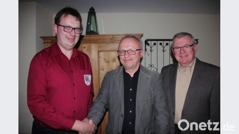 Vorsitzender Thomas Flügel (links) und Bürgermeister Ernst Neumann (rechts) gratulieren dem neuen kommissarischen Spielleiter Anton Krisch zur einstimmigen Wahl. Bild: kro