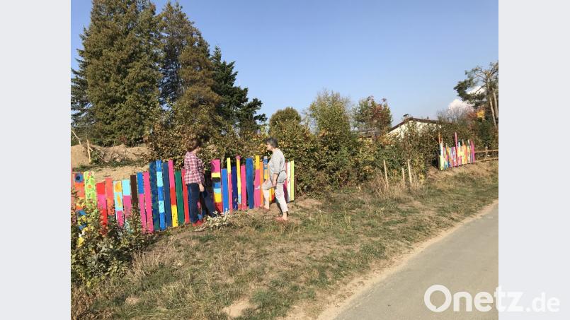 Ein paar Meter Zaun stehen schon, die meisten davon von Kindern aus der Gemeinde bemalt. Im Bild die beiden Kinder- und Jugendbeauftragten Beate Spickenreuther (rechts) und Martina Heimann, die die Idee hatten, sich des Gartens anzunehmen. Bild: eig