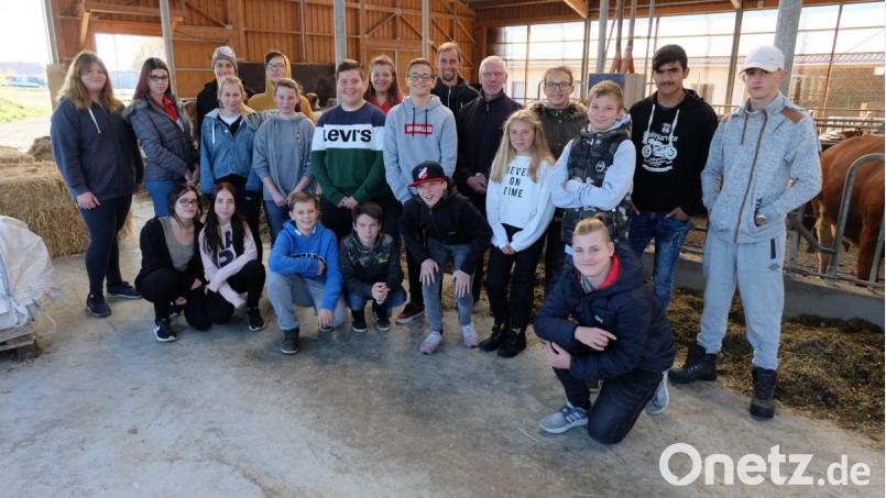 Die Achtklässler mit Klassenlehrer Karl-Heinz Brand (Vierter von rechts) und Landwirt Ludwig Männer (rechts daneben). Bild: exb