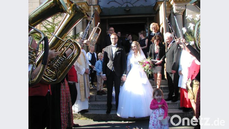 Eine echte Musikantenhochzeit: Johanna König und Franz-Julian Pscherer genießen die Glückwünsche ihrer Freude. Bild: gis