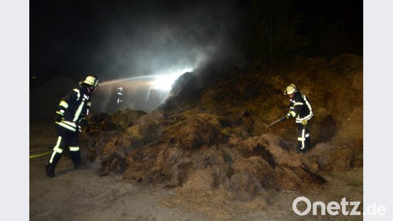 Das in der Vohenstraußer Straßenmeisterei gelagerte Grüngut hatte sich selbst entzündet und war in Brand geraten. Bild: dob