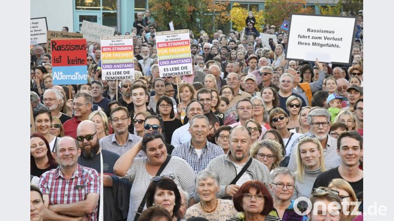 Die Demo "Herz statt Hetze" führt von der Fußgängerzone zum ACC. 3000 Menschen nehmen teil - mit dabei sind Leute aus allen Teilen der Zivilgesellschaft. Bild: Petra Hartl