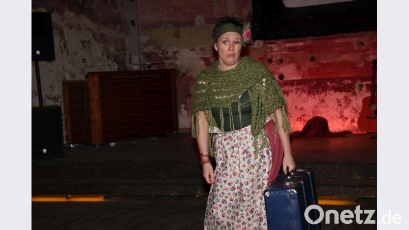 Schwer bepackt mit einem großen Koffer: So begibt sich Märchenerzählerin Sabine Kreiner mit Kindern auf die Suche nach den „Wipfelwurzeln“. Bild: Adele Schütz