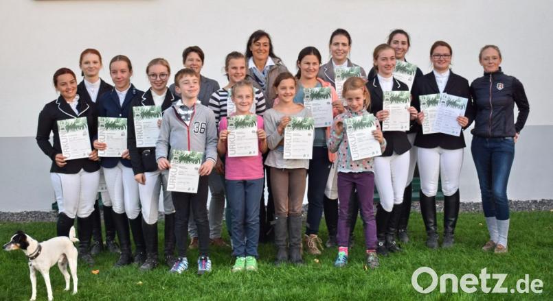 Mit ihrem Wissen und Können überzeugen die jungen Reiter die Richterinnen. Bild: hai