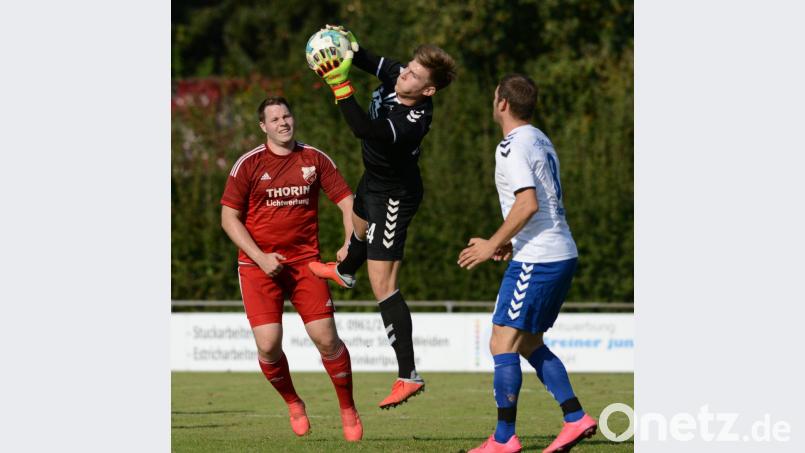 An Bastian Lobinger (links, Szene aus der Partie gegen Bad Abbach) liegt es nicht, dass die SpVgg Pfreimd zu wenige Tore schießt. Der Torjäger hat bereits zehn Treffer auf dem Konto. Bild: ham