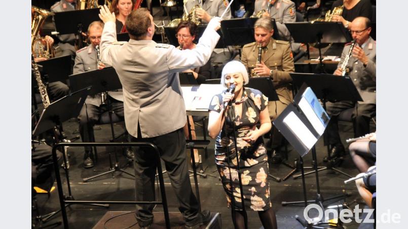 Sängerin mit Herz Ottilie Niebauer bereicherte das Benefizkonzert des Reservistenmusikzugs Oberpfalz mit jazzigen Einlagen und riss dabei das Publikum mit. Bild: ads