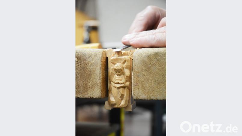 Dem Jesuskind in der Krippe fehlt noch der Feinschliff. Bild: Gabi Schönberger