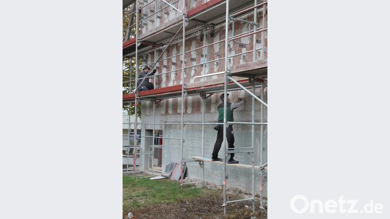 Die neue Fassadenverkleidung kann kommen. Die Halterungen sind zum Großteil bereits vorbereitet. Bild: Wolfgang Steinbacher