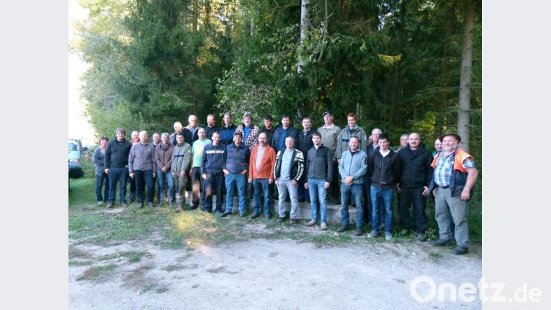 Andrea Sauer, Martin Gottsche (hinten von rechts) und Reinhard Wiesend (vorne rechts) schrieben den Waldbesitzern eine hohe Verantwortung für die Zukunftsfähigkeit ihrer Wälder zu. Bild: rn