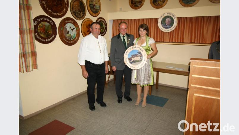 Ehrenscheibengewinnerin Milena Schleicher mit (von links) Stifter Hans Henfling und Vorsitzendem Max Wagner. Bild: bjp