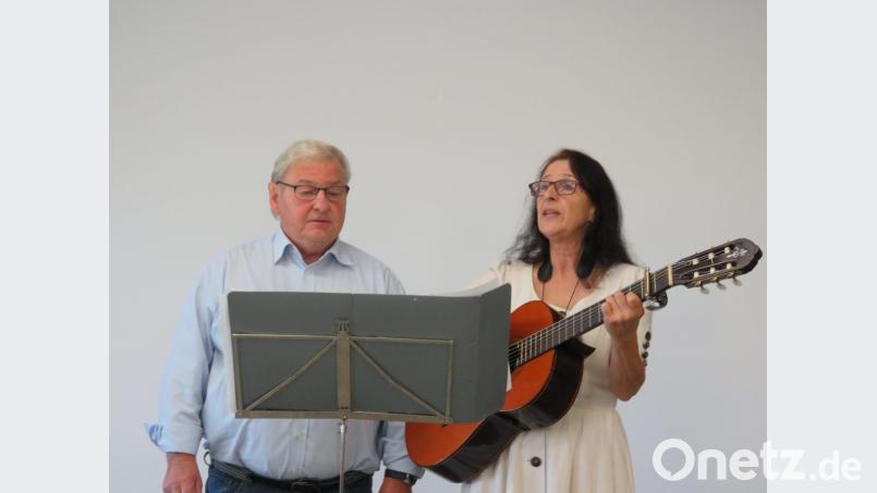 Das "Neualbenreuther Zwio" sorgte mit lustigen G'stanzln für viele herzhafte Lacher. Bild: ubb