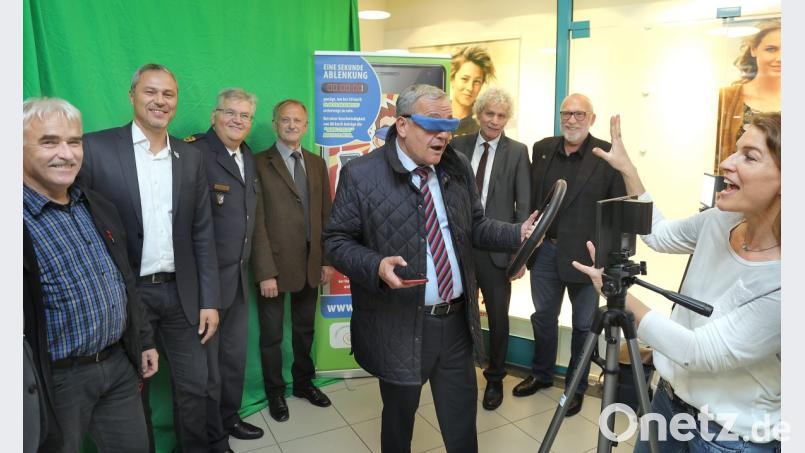Bei der Auftaktveranstaltung zu "Housd a Hirn, loust dei Handy lieng" kann Oberbürgermeister Kurt Seggewiß in der Fotobox selbst zur Figur auf den Flyern der Aktion werden. Bild: Wolfgang Steinbacher