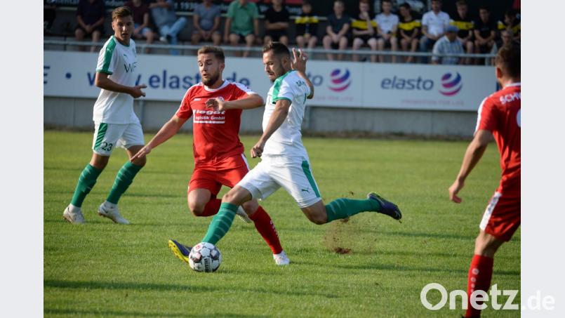 Eine richtig harte Aufgabe wartet auf die DJK Gebenbach (links Jonas Lindner, rechts Niko Becker) im letzten Vorrundenspiel. Zu Gast ist Verfolger Würzburger FV. Bild: brü