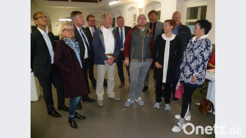 Christian Hubmann (vorne, Dritter von rechts) hat mit seiner Partnerin Stefanie Fleischmann (vorne, Zweite von rechts) die bewegewas-Firmengruppen aufgebaut. Die Ideenschmiede des Unternehmens befindet sich im generalsanierten ehemaligen Fotostudio von Sommer&amp;Spahn in der Unteren Nabburger Straße. Bild: Uschald