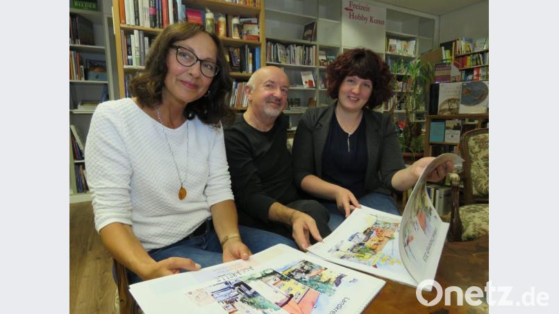 Die Buchhändlerinnen Annette Helgert und Stefanie Teicher (v. li.)präsentieren nun schon zum drittem Mal den wieder bestens gelungenen Kunstkalender des Aquarellmalers Rudolf Jäger. (Mitte). Bild: ubb