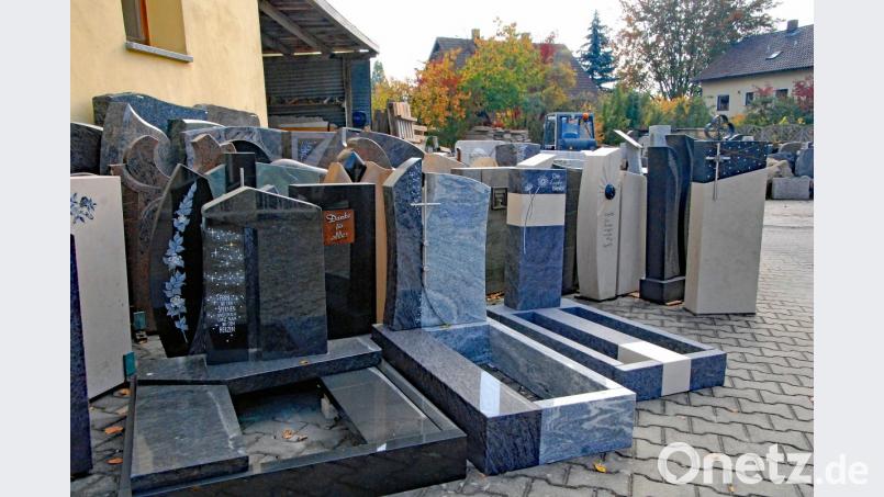 Ein Vielzahl von Grabsteinen findet sich am Hof des Steinmetzbetriebs Klein, obwohl es mittlerweile viele alternative Bestattungsformen gibt. Bild: Andreas Royer