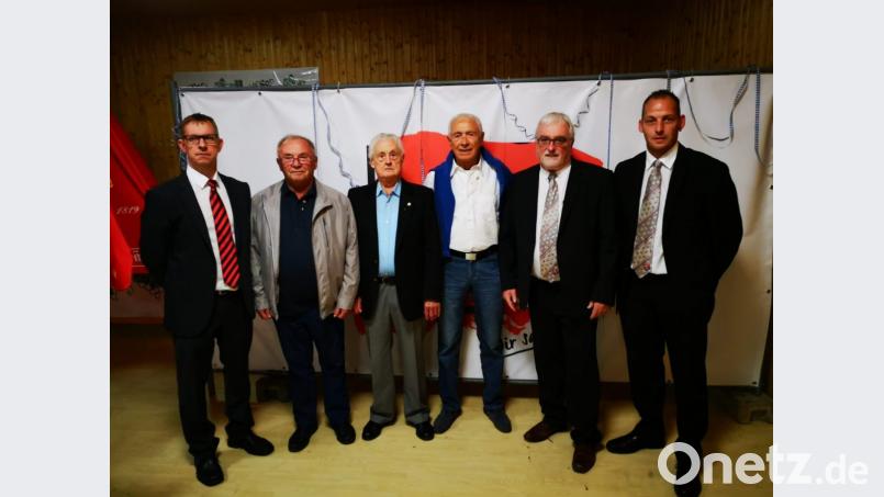 Der Vorstand um Thomas Mikolei (links), Vorsitzenden Matthias Haberberger (Zweiter von rechts) und Tobias Lehl (rechts) ehrt Ludwig Schreml, Hans Püttner und Reinhold Metzler (Zweiter bis Vierter von links), die seit über 60 Jahren Mitglieder beim SC Eschenbach sind. Bild: msh