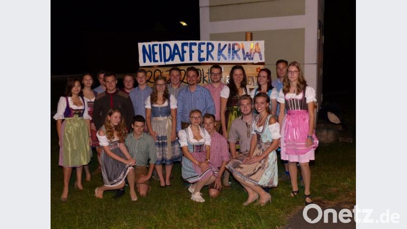 Die Neidaffer Kirwapaare warten auf die Kirwabesucher. Bild: hme