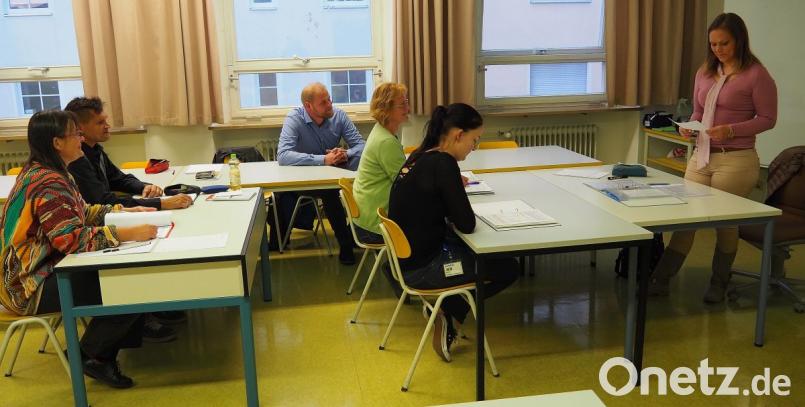 Tschechisch-Kurs an der VHS Weiden-Neustadt mit Dozentin Svenja Gehret. Die VHS hat ein großes Angebot an beruflichen Bildungsmaßnahmen, doch viel mehr Menschen könnten es nutzen, wie der Deutsche Weiterbildungsatlas beweist. Bild: Bühner