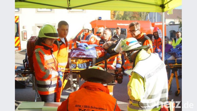Bei der Bergung der Verletzten wurde Hand in Hand gearbeitet Bild: exb