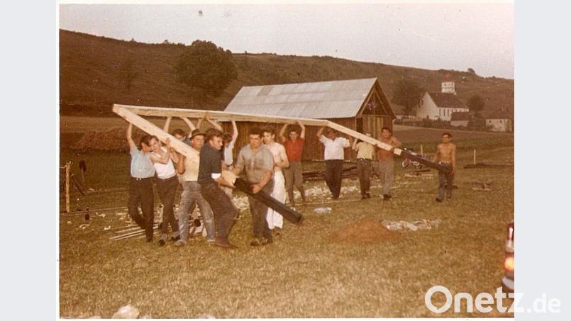 Ein Bild aus den Anfangszeiten des TuS Hohenburg: 1962 wurde die Wiese für den Sportplatz von Veronika Bruckmüller gepachtet, der Sportplatz angelegt und die ersten Tore aufgestellt. Stolz ist man beim Verein bis heute, was ohne groß Geld auszugeben mit viel ehrenamtlichem Herzblut geleistet wird. Bild: exb