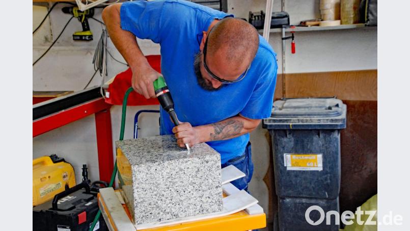 Steinmetz-Arbeit ist noch echte Handarbeit. Bild: Andreas Royer