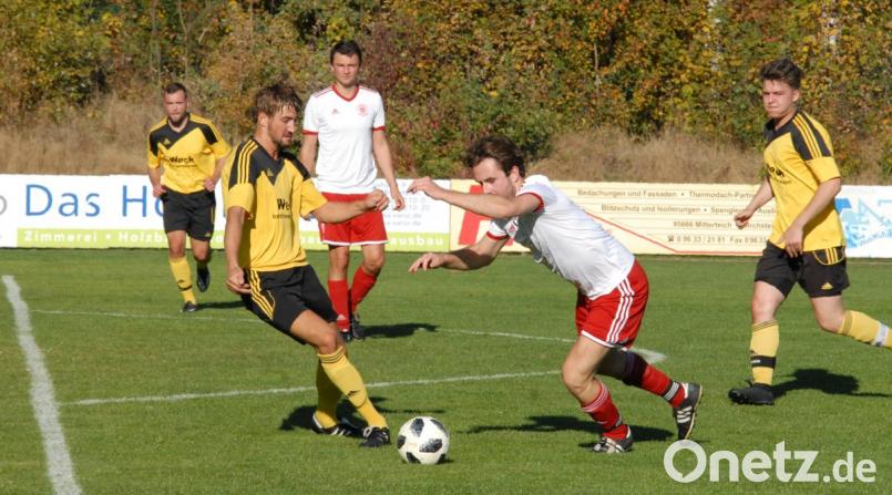 Szene aus dem Stiftlandderby zwischen dem SV Steinmühle (gelbe Trikots) und der SpVgg Wiesau: Nach dem 3:1-Erfolg am vergangenen Samstag wollen die Wiesauer im Heimspiel gegen den FC Marktleuthen nachlegen. Der SV Steinmühle gastiert beim ASV Wunsiedel und muss unbedingt punkten, um den Anschluss zu den gesicherten Plätzen nicht zu verlieren. Bild: Rudi Gebert