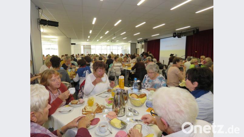 Ein leckeres Frühstück und nette Gespräch mit den Freundinnen: Das zieht immer wieder nahezu 200 Frauen aus dem gesamten Landkreis zum ökumenischen Frauenfrühstück, das am Samstag zum 67. Mal stattgefunden hat. Bild: ubb