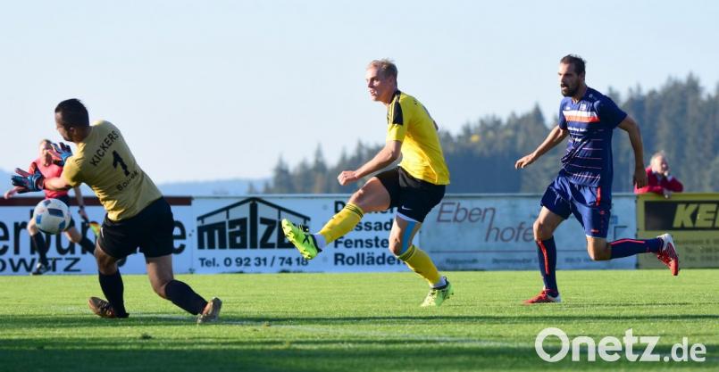 Am vergangenen Sonntag fertigte der SV Poppenreuth den Spitzenreiter Kickers Selb mit 5:0 ab. Hier schießt Petr Holub (Mitte) zum 2:0 ein, die Selber Lukas Sourek (links) und Petr Rehak (rechts) haben das Nachsehen. Am Sonntag empfängt der Tabellenzweite die SpVgg Oberkotzau. Bild: Thomas Schrems