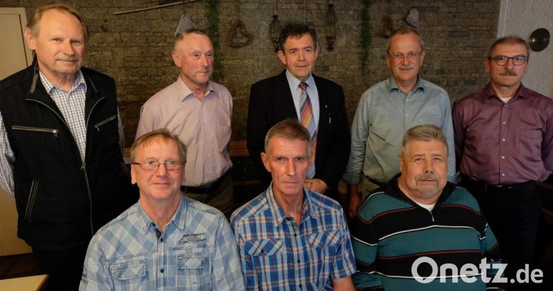 Mit dieser neuen Mannschaft setzt der Katholische Männerverein seine Arbeit in den kommenden zwei Jahre fort. Sitzend, von links: zweiter Vorsitzender Martin Landgraf, Vorsitzender Hans Eismann, Schriftführer Reinhold Pschierer. Stehend, von links: Thaddäus Brauner, Herbert Riedel, Pfarrer Max Früchtl, Josef Rosner und Bernhard Schedl. Bild: le