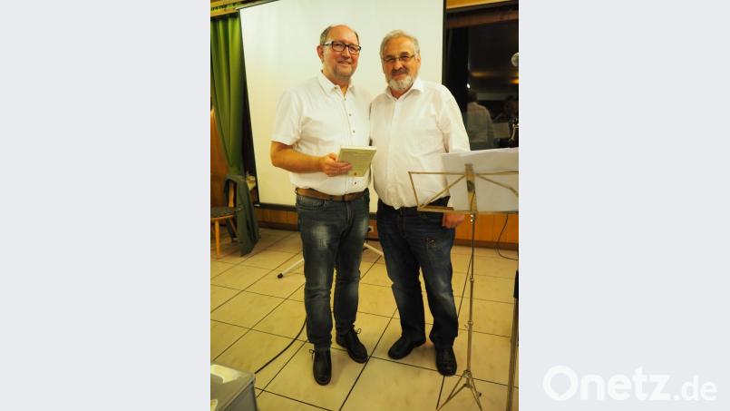 Hans Schopf überreicht an Bernhard Knauer das erste Exemplar Bild: krb