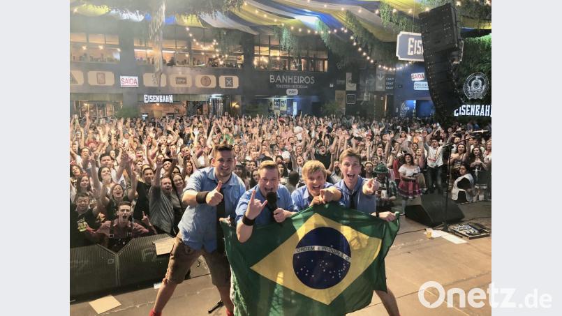 Die Auftritte der vier "Rotzlöffl" beim Oktoberfest in Blumenau löste bei den tausenden Besucher enorme Begeisterung aus. Zum "Zillertaler Hochzeitsmarsch" oder zum "Fliegerlied" tanzte das Publikum ausgelassen. Bild: exb