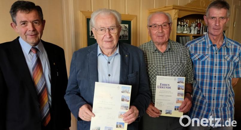 Ehrungen für langjährige Mitgliedschaft stehen im Mittelpunkt der Jahreshauptversammlung des Katholischen Männervereins. Von links: Präses Max Früchtl, Hans Landgraf, Anton Eismann und Vorsitzender Hans Eismann. Bild: le