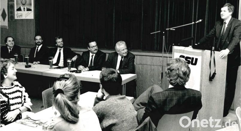 Horst Seehofer (rechts), der junge Parlamentarische Staatssekretär im Bundesministerium für Arbeit und Soziales, spricht im Pfarrsaal St. Georg über die möglichen finanziellen Belastung für die Bundesbürger bei einer Vereinigung der beiden deutschen Staaten. Auf dem Podium von links: MdB Hermann Fellner, CSU-Kreisvorsitzender Heinz Donhauser, MdL Wolfgang Dandorfer, Gerhard Waller (Ortsvorsitzender des gesundheitspolitischen Arbeitskreises der CSU – GPA) und GPA-Bezirksvorsitzender Eduard Gilliar. Bild: Reiner Fröhlich