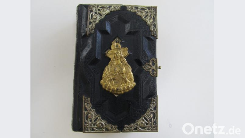 Die aufwendige Gestaltung dieses Gebetbuchs gibt Hinweise auf den Stellenwert der Religion. Bild: bl