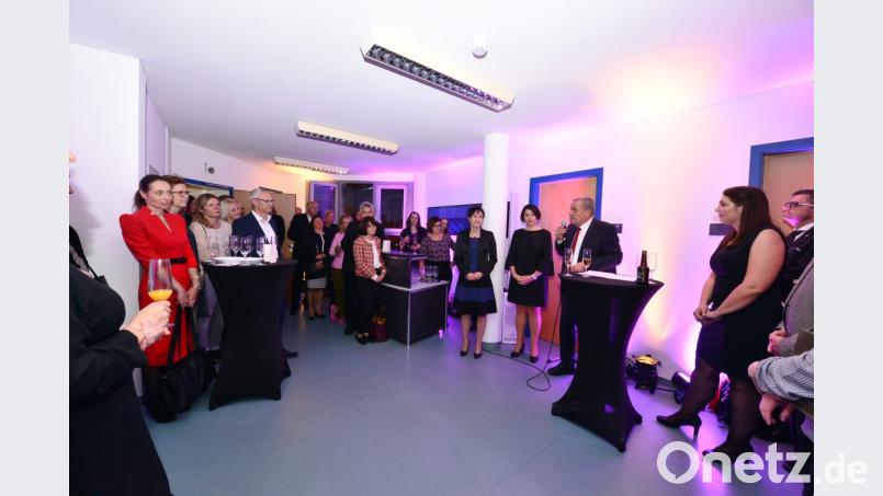 Rechtsanwältin Dr. Christa Kraemer feiert mit Ehrengästen das zehnjährige Kanzleijubiläum. Oberbürgermeister Kurt Seggewiß hebt ihre Erfolge in der Mediation vor. Der Feier war ein Impulsvortrag "Business-Knigge" vorgeschalten. Bild: bey