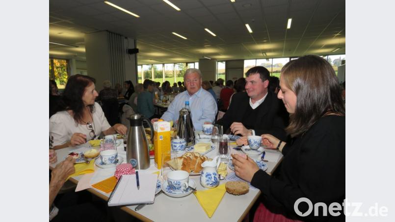 Moderatorin Kathrin Pawlitschka (rechts) begrüßte herzlich das Neualbenreuther Zwio, Monika Kunz und Franz Danhauser sowie Pfarrer Maximilian Roeb (von links). Bild: ubb