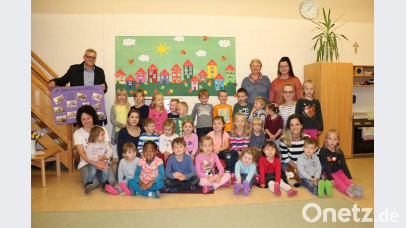 Die Kinder des Kinderhauses Pusteblume bedanken sich bei Michael Graf (links), zweiter Vorsitzender des Kulturtreffs Kastl, mit einer Fotocollage für den tollen Tag mit Märchenerzähler Oliver Machander. Bild: rpp