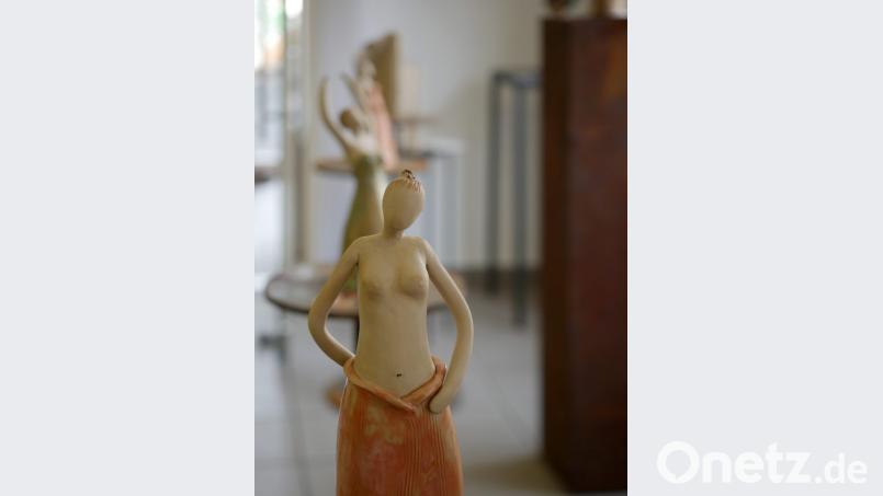 Figuren mit oder ohne Gesicht im Ausstellungsraum im neuen Domizil von Inge Flor. Bild: tr
