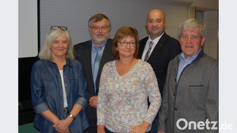 Als neuer Leiter der HPZ-Werkstätten wurde Josef Albang (2.v.r.) vorgestellt, der Anfang September das Amt von Josef Kastner übernommen hat. Er kam 2005 als Fertigungsleiter ins HPZ und war seit 2015 stellvertretender Werkstattleiter. Er trägt Verantwortung für insgesamt 522 Menschen mit Behinderung und 107 Angestellte in den HPZ-Werkstätten in Irchenrieth, bei der Integra und den HPZ-Regenbogenwerkstätten mit Werkstattladen in Weiden und im Museums-Cafe in Flossenbürg.Weiter im Bild v.r. Aufsichtsratsvorsitzender Johann Bock, Brigitte Krause, Helmut Dörfler und Aufsichtsratsmitglied Daisy Brenner. Bild: grm
