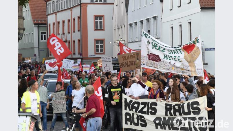 Das Banner "Nazis raus aus Amberg" ist eine Wiederverwertung aus den 80er Jahren. Bild: Petra Hartl