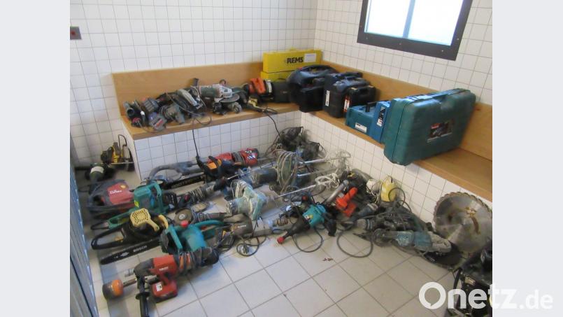 Ein Teil der sichergestellten Werkzeuge und Maschinen. Bild: PI Regensburg Süd