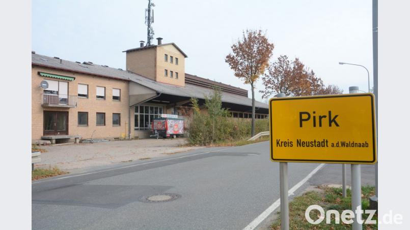 Die künftige Brauerei mit Gaststätte in der alten Brennerei am Ortseingang von Pirk hat den Segen der Gemeinderäte. Bild: Gabi Schönberger